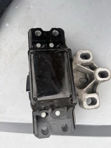 2012-2022 VOLKSWAGEN PASSAT LEFT DRIVER SIDE ENGINE MOTOR BRACKET MOUNT OEM - Picture 1 of 3