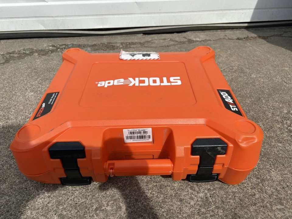 Grapadora de esgrima inalámbrica Stockade ST400i calibre 9 de 1-1/2" a 2" con grapas Foto 1 de 4