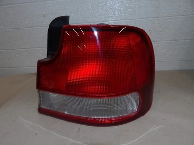 HYUNDAI ELANTRA 1994-1995 CONJUNTO LUZ TRASERA LADO PASAJERO DERECHO - cuarto montado Foto 1 de 4