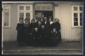Foto-AK Bergen /Celle, Verwandtschaft vor Walter Ullrichs Haustür am Mühlenteic - Bild 1 von 2