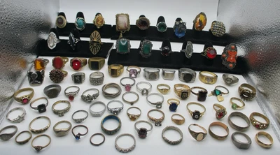Lote de 77 anillos antiguos y de colección como está desgaste/reparación/piezas rellenas de oro de ley otros Foto 1 de 4