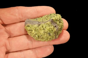 PERIDOTO BASALTO 2" X 1 1/2" 3 OZ Muestra Mineral de Roca Natural Cristal Curativo - Imagen 1 de 1