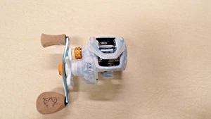'NEW - REAL TREE CASTING FISHING REEL - 7:3:1 GEAR RATIO - 8 BALL BEARING - Picture 1 of 6