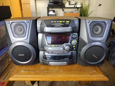 Sistema estéreo de rádio Panasonic Boombox SA-AK25 5 trocador de CD com 2 alto-falantes LEIA - Imagem 1 de 4