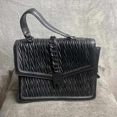 Bolso de hombro Aldo de cuero acolchado negro con correa de cadena Foto 1 de 4