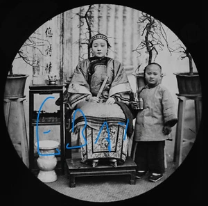 A MANDARINS WIFE AND CHILD CHINA C1875 Magic Lantern Slide ANTIQUE PHOTOGRAPH - Picture 1 of 5