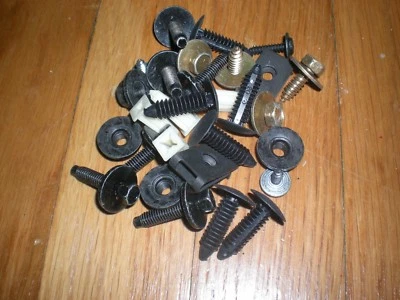 KIT DE MONTAGEM DE HARDWARE CAPA DE PARA-CHOQUE DIANTEIRO LINCOLN CONTINENTAL 1988 1989 NOVO NA CAIXA - Imagem 1 de 2