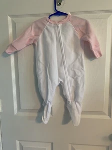 Neu kleine Zehen rosa und weiß Kleinkind Decke Schlafanzug/Einteiler Größe 12 Monate - Bild 1 von 3