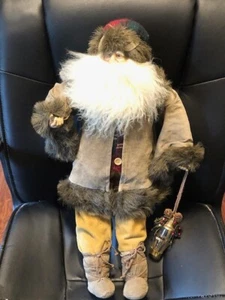 Papá Noel coleccionable 23" de alto Papá Noel en abrigo de piel de gamuza - Imagen 1 de 10