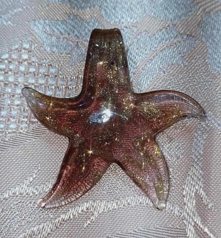 CIONDOLO STELLA MAGENTA- VETRO DI MURANO  - Immagine 1 di 1