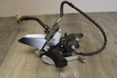 2009 suzuki gs500f GS500 CONJUNTO TRASEIRO DIREITO CONJUNTO TRASEIRO MOTORISTA PÉ PEG DESCANSO STOP - Imagem 1 de 4