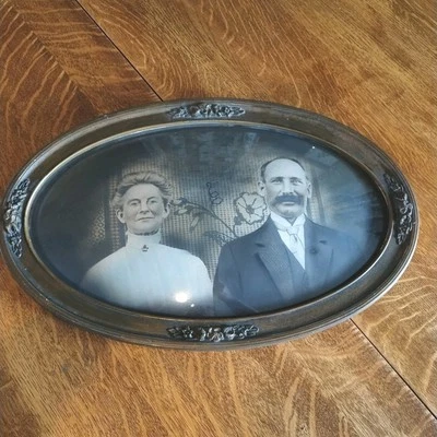 Antigua foto convexa con marco de vidrio burbuja madera yeso ornamentado teñido pareja leer Foto 1 de 4