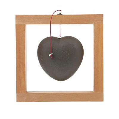 Love Heart - Decoración artística moderna hecha a mano de cerámica y madera enmarcada - negra, grande Foto 1 de 3