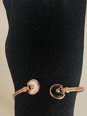 Браслет-манжета из розового золота с черно-белыми камнями с открытыми манжетами - Изображение 1 из 4