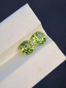 Par de piedras preciosas de peridoto a juego corte redondo | cean de ojos | natural | sin tratar - Imagen 1 de 5