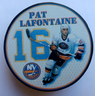 Salón de la Fama del Hockey Pat Lafontaine de los New York Islanders Puck Chase 2003 Foto 1 de 4