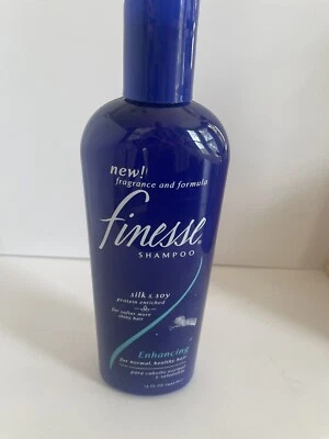 Hermoso champú de volumen enriquecido con seda y proteína de soja Finesse para una salud normal Foto 1 de 4