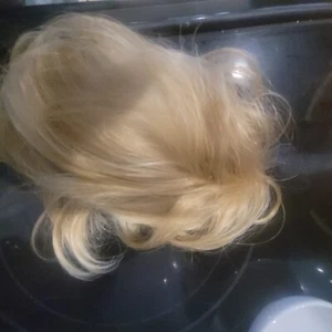 Capelli biondi DOo coda di cavallo dritta attaccata con un pettine - Foto 1 di 5