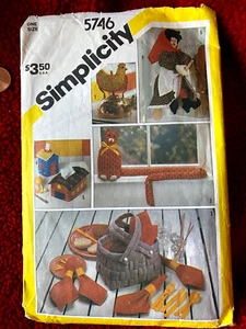 Simplicity 5746 HOUSEHOLD ACCESSORIES Pattern Potholder DOOR STOP Picnic Basket - Picture 1 of 3
