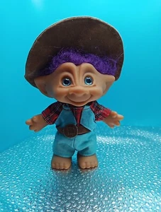 Vintage Ace Novelty Inc lila Haare blaue Augen Troll Cowboy Puppe 4" Zoll - Bild 1 von 9