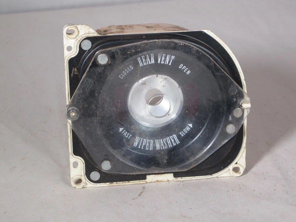 Блок управления вентиляционными отверстиями стеклоочистителя приборной панели Lincoln Mark III 68 69 70 71 - Изображение 1 из 4