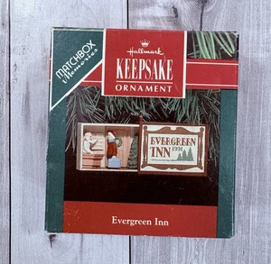 De colección 1991 Hallmark Keepsake adorno de Navidad, Evergreen Inn, Matchbox Memories - Imagen 1 de 10