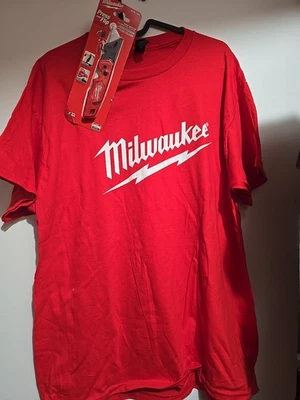 Milwaukee 大号 T 恤和折叠实用刀套装。 全新。 — 第 1/4 张图片