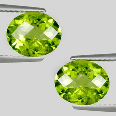 6.00 ct  LUSTROUS BEST GREEN 100%  NATURAL PERIDOT OVAL CHECKER   Pair  2537 DL - Image 1 of 2