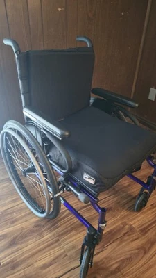 Silla de ruedas ligera Quickie púrpura Foto 1 de 4