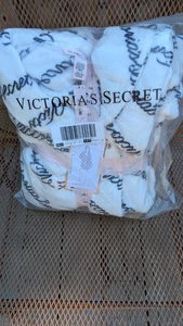 BATA CORTA DE FELPA VICTORIA'S SECRET NUEVA EN PAQUETE PARA MUJER - BLANCO Y NEGRO... TALLA M/L - Imagen 1 de 5