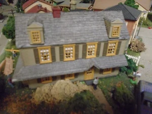 HO SCALE TWO STORY COLONIAL HOUSE - Picture 1 of 6