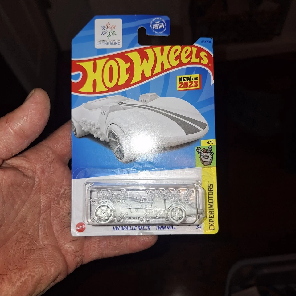 Coche Hot Wheels 2023 edición especial Twin Mill blanco brail Foto 1 de 1