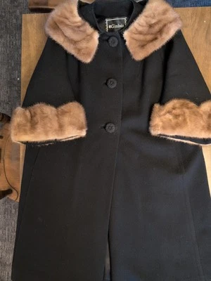 Abrigo de lana Gimbels a medida a mano años 50 con cuello de piel y puños de piel talla pequeña Foto 1 de 4