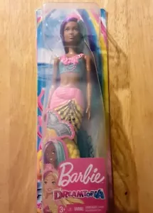 NUEVO CON CAJA DEFECTO BARBIE POC DREAMTOPIA MUÑECA SIRENA 12" CON PELO MORADO/VERDE AZULADO - Imagen 1 de 6