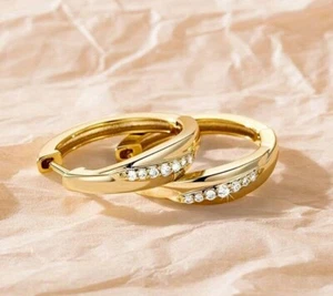 Orecchini Pretty Huggie Hoop Diamante Taglio Rotondo Simulati Oro Giallo 14k - Foto 1 di 5
