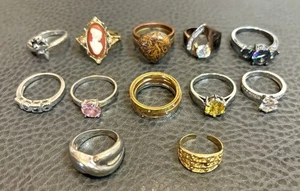 Vintage - Moderner Schmuck Ring Konvolut Avon Strass gold und silberfarben - Bild 1 von 13