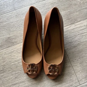 Zapatos de tacón de cuña Tory Burch Benton 2 Peep punta abierta cuero dorado tostado talla 6,5 - Imagen 1 de 8