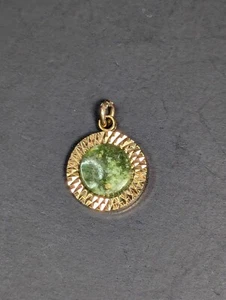 Vintage La Mode Anhänger Charm grüner Stein Karat plattiert - Bild 1 von 20