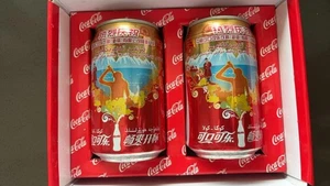 Raro 2009 China Coca Cola XJ Planta Nueva Apertura 2 Latas Caja Set 355ml Vacío - Imagen 1 de 2
