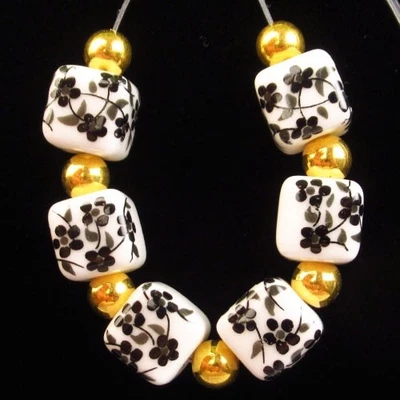 Juego de 6 cuentas colgantes cuadradas de flores de cerámica negra 10 mm H83423 Foto 1 de 2