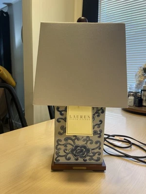 Lámpara de mesa Ralph Lauren Home de porcelana blanca azul floral Foto 1 de 4