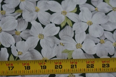 32" largo, blanco y amarillo floral sobre algodón verde oscuro/tesoros atemporales, N3929 Foto 1 de 4