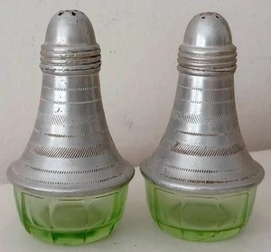 JUEGO COCTELERA SAL Y PIMIENTA VIDRIO DEPRESIÓN VERDE ANTIGUO VINTAGE TAPAS DE ALUMINIO - Imagen 1 de 11