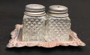 Piccolo agitatore sale e pepe in vetro trasparente 1 3/4" con coperchi in metallo e vassoio 2,5" x 3" - Foto 1 di 11