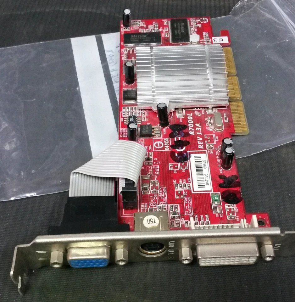 Módulo Gráfico ATI R7000L,  064MB,   Bus AGP,   VGA,  DVI,   s-Video - Immagine 1 di 1