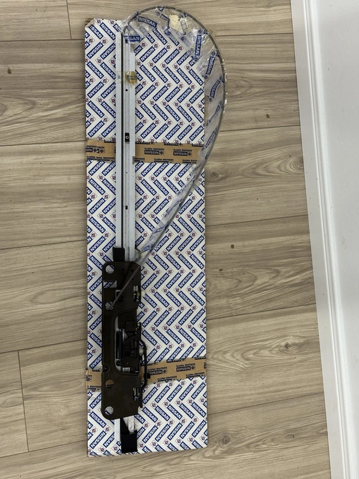 Nissan 200SX 1984-1988 pasajero techo corredizo derecho guía NOS 73660-07F00 Foto 1 de 4