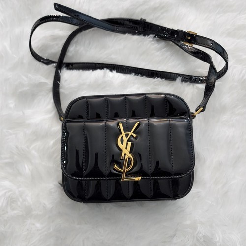 SAINT LAURENT (YSL) Borsa per fotocamera Saint Laurent Vicky nera in pelle verniciata trapuntata