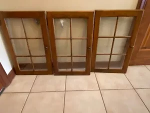 3-ETHAN ALLEN CIRCA 1776 MAPLE CHINA CABINET-HUTCH DOORS ANTIQUED PITTED GLASS - Picture 1 of 10
