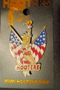 Hooters Día de la Independencia 2004 Niña Hecho con Metal y Cerámica en Paquete Original NUEVO - Imagen 1 de 4