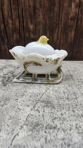 Pollito para incubar de vidrio de leche Westmoreland vintage en un plato con tapa de trineo - Imagen 1 de 16